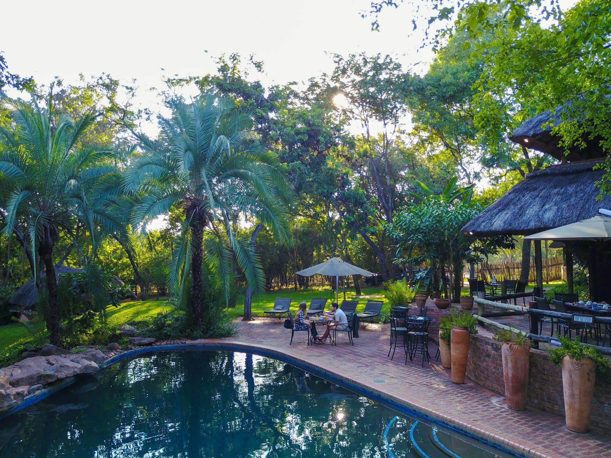 โลคูธูลา ลอดจ์ Bed & Breakfast วิกตอเรียฟอลส์ ภายนอก รูปภาพ